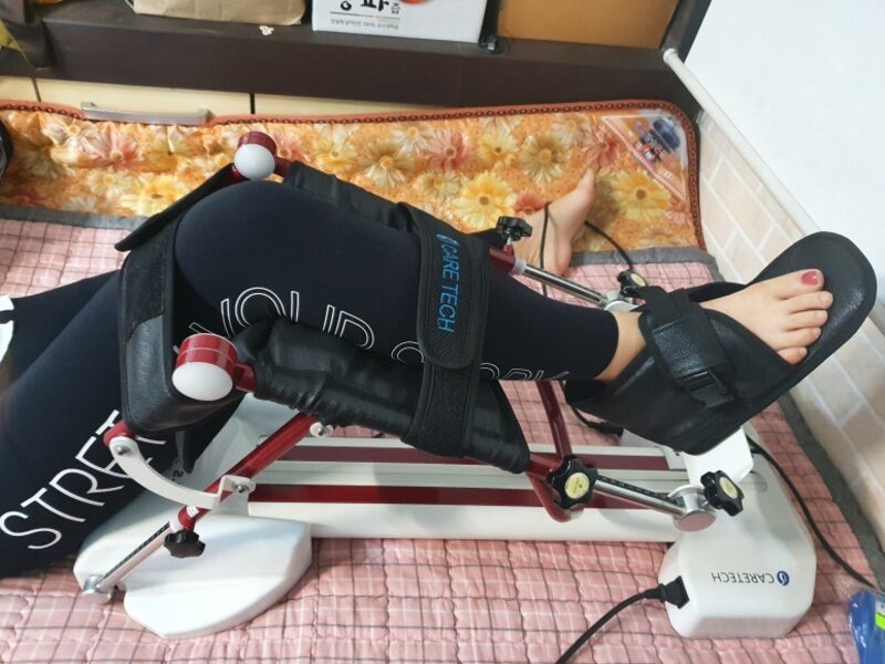 무릎 수술 후 가정에서 CPM으로 회복을 이어가는 모습
